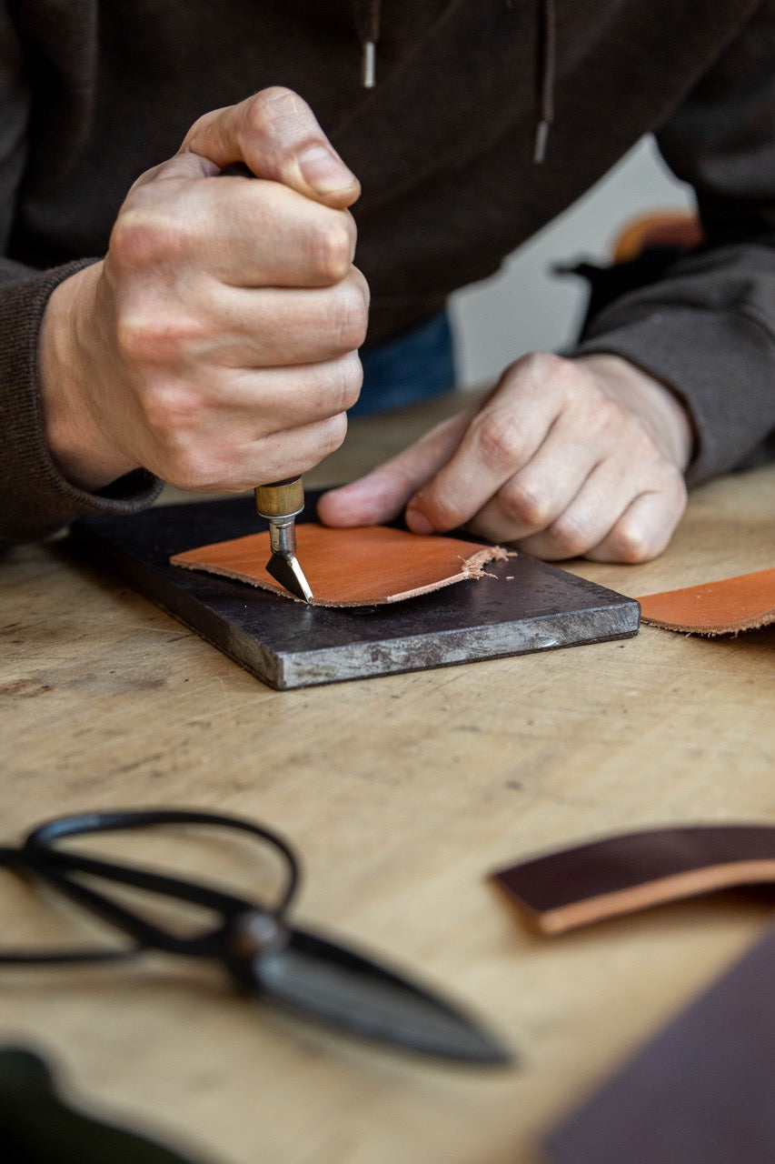 Gross_craftsman-machines-edge-natural-stuff-workpiece-use-professional-curly-knife-leather-workshop - DaniChou-Store