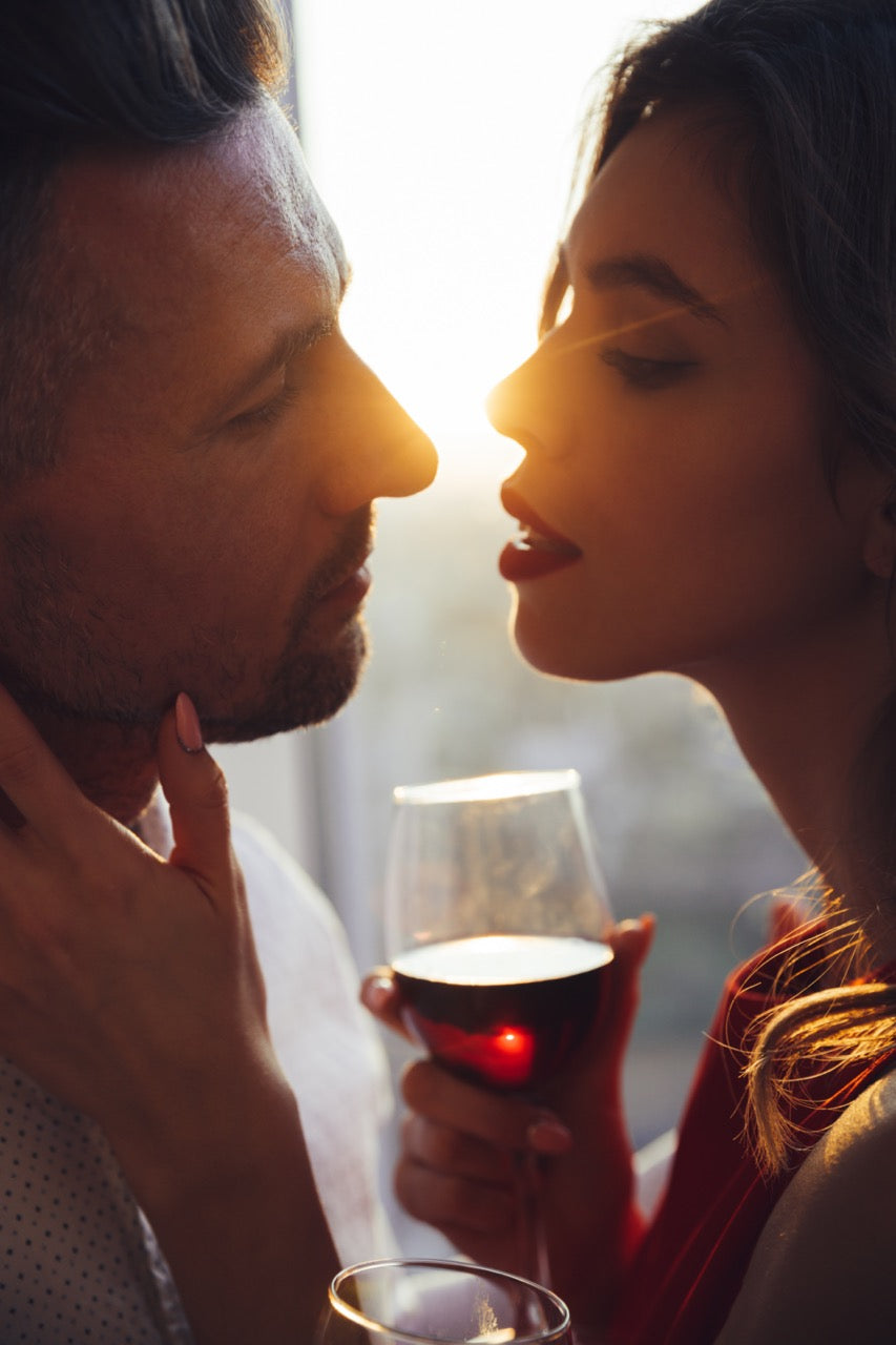 Gross_young-woman-with-glass-wine-kissing-her-man-sunset - DaniChou-Store